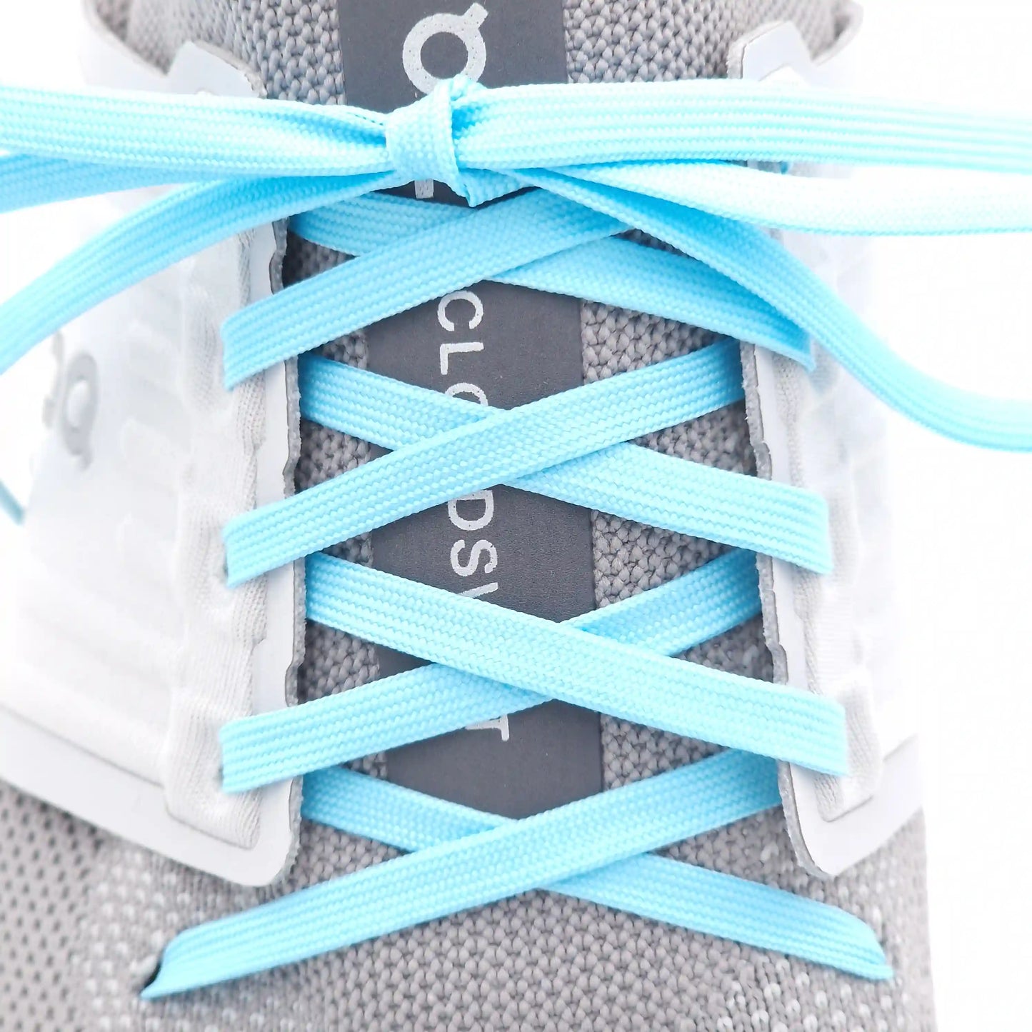 schuhe mit flachen schmalen hellblauen schnuersenkeln geschnuert