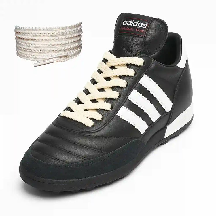 Geriffelte Schnürsenkel im klassischen Adidas-Streifendesign