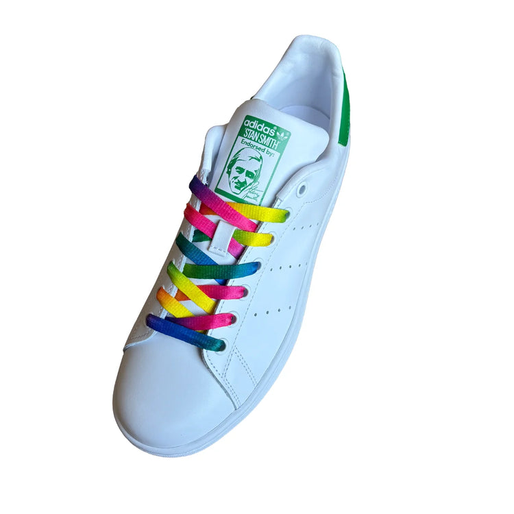 Adidas-Sneaker mit bunten Regenbogen-Schnürsenkeln
