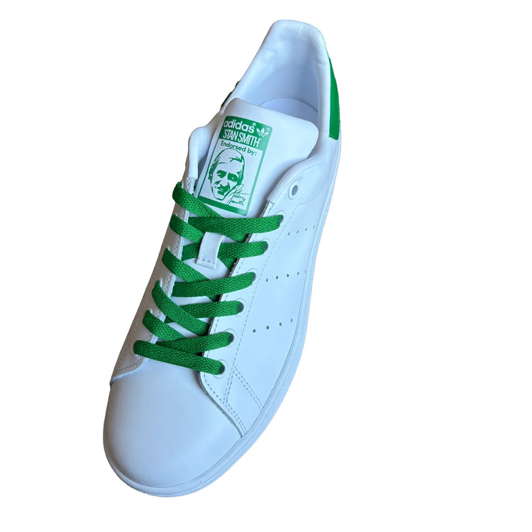 Adidas Stan Smith mit grünen flachen Schnürsenkeln statt weißen