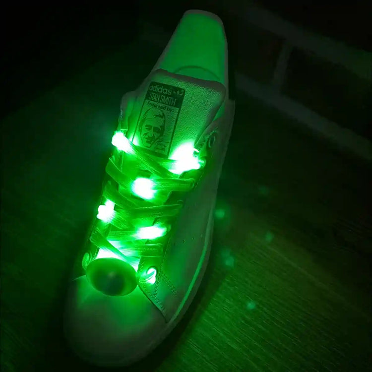 Adidas-Sneaker mit leuchtenden LED-Schnürsenkeln im Dunkeln