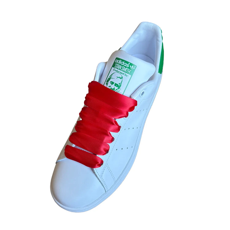 Adidas-Sneaker mit eleganten glänzenden Satin-Schnürsenkeln