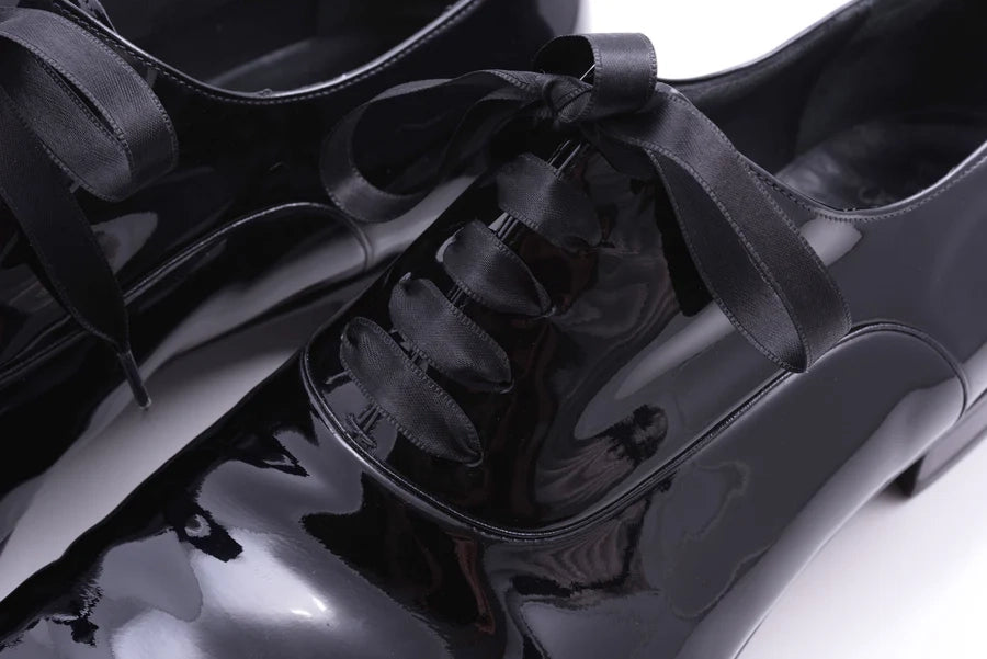 Schwarze Satin-Schnürsenkel mit Parallelschnürung auf Lederschuhen