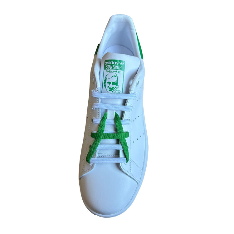 Adidas-Sneaker mit einem A als Buchstabe in der Schnürung