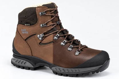 Hanwag Tatra II GTX aus Nubuk, links unbehandelt, rechts mit Hanwag Shoe Wax